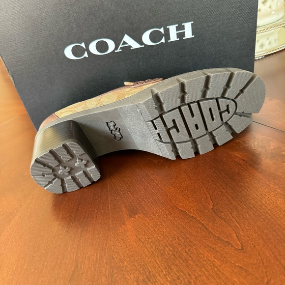 COACH Colleen Loafer In Signature
Jacquard size 9. - Picture 10 of 12
